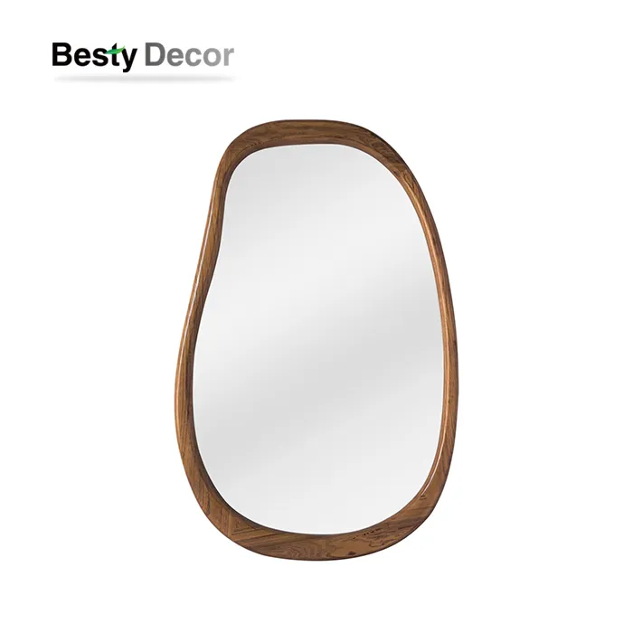 Uregelmæssigt indrammet spejl i massivt træ